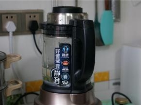 然后另入适量清水，将机子上好盖，再坐至主机上。