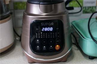 然后选择芝麻糊模式，将鱼汤烹饪好。朋友们也可以用香浓豆浆模式或是其它浓汤模式。