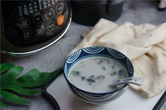 吃的时候再加入少许的海苔碎及葱花点缀一下就可以，海苔在吃的时候再放，那样子感才好。