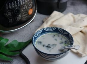 吃的时候再加入少许的海苔碎及葱花点缀一下就可以，海苔在吃的时候再放，那样子感才好。