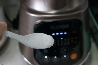 鱼汤打好之后，只需加入适量的细盐调味就可以。