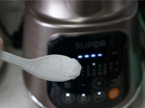 鱼汤打好之后，只需加入适量的细盐调味就可以。