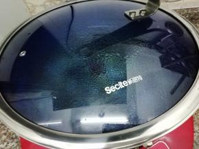 然后加入没过食材一指的水，盖上锅盖，大火烧开转中火，煮到兔肉熟，