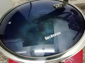 然后加入没过食材一指的水，盖上锅盖，大火烧开转中火，煮到兔肉熟，