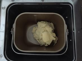 加入软化好的黄油再揉面10分钟