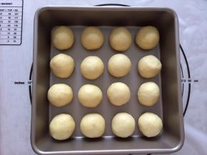 发酵好的面团拿出排气，分成均等的16等份，放入烤盘