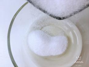 玉米油加入细砂糖充分搅拌至砂糖溶化。