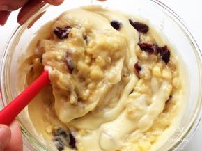 再将香蕉泥倒入面糊中，翻拌均匀。