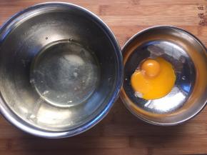 蛋白和蛋黄分离，蛋白盆中应无油无水无蛋黄