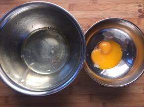 蛋白和蛋黄分离，蛋白盆中应无油无水无蛋黄