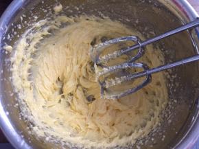 用电动打蛋器打发至蓬松发白状态