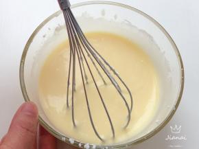 搅拌好的蛋奶糊没有奶油的小块状，细腻柔顺。