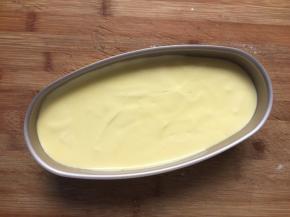 倒入模具中，轻震两下，震出气泡