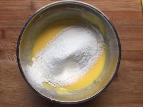 筛入低筋面粉搅拌均匀