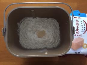 将黄油以上全部材料放入面包机中，和面10分钟