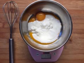 蛋黄加入酸奶搅拌均匀