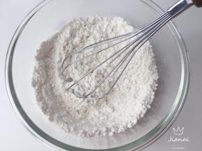 低筋面粉与泡打粉、盐充分搅拌均匀。