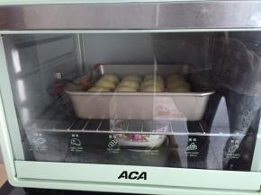 放入预热好的烤箱，二次发酵30分钟，下面放一碗热水增加湿气