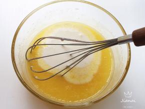 加入淡奶油，再次充分搅拌融合。