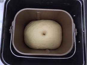 当回面包机中发酵，发酵至两倍大戳洞不回缩即可