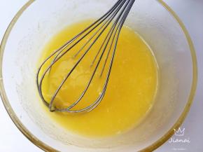 加入鸡蛋，充分搅拌融合。