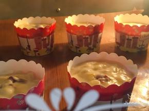 送入烤箱中层，上下火180度烤25分钟，出炉晾凉。