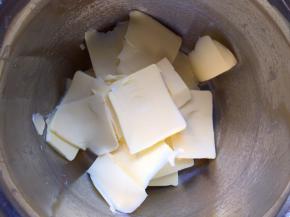 黄油提前拿出室温软化，能按下手指印即可