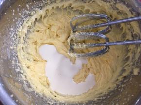 分三次加入淡奶油打发，每次打发均匀以后，再加下次淡奶油