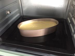 放入预热好的烤箱150度，上下火，下层60分钟，水浴法（烤盘中倒入一半的水）