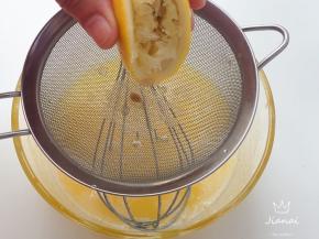 挤入柠檬汁，有去除蛋腥气的功能，搅拌。