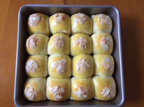 上色盖上锡纸，出炉趁热脱膜放烤网上晾凉