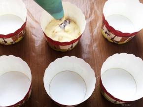 烤箱这时180度提前预热，将松糕糊装入裱花袋中，挤入松糕模具八分满。