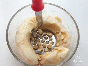 香蕉用压泥器压成泥状。