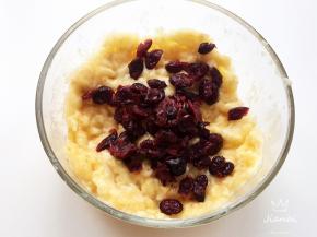 加入洗净控干水分的蔓越莓，搅拌一下。