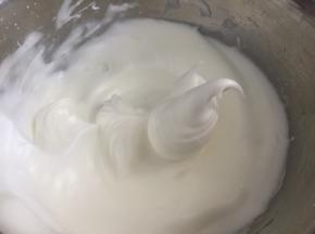 蛋白加入柠檬汁，白砂糖分三次加入打发，打发至湿性发泡，拉起打蛋头有弯钩状态