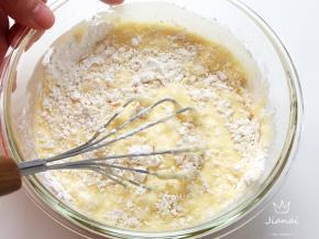 晒入蛋奶糊中，用手动打蛋器搅拌均匀。