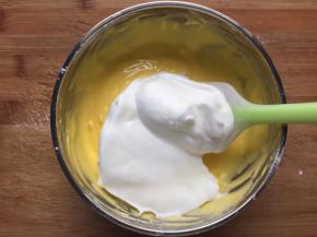 分一半蛋白到蛋黄糊中，翻拌均匀