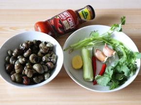 准备好食材，螺蛳剪去尾部后还要放入清水中，滴几滴油让其吐沙；