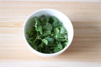 香菜洗净切碎备用；