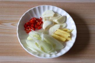 生姜切丝，蒜瓣、大葱切片，小米辣切碎粒；