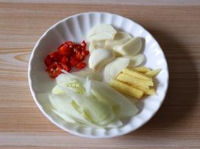 生姜切丝，蒜瓣、大葱切片，小米辣切碎粒；