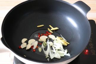 将生姜、蒜瓣、大葱、小米辣全部倒入热油锅中煸炒出香味；