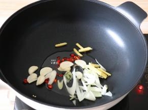 将生姜、蒜瓣、大葱、小米辣全部倒入热油锅中煸炒出香味；