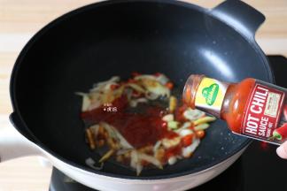 加入冠利辣椒酱；