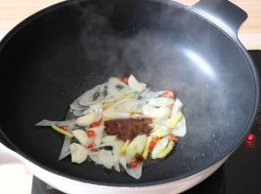 加入豆瓣酱；