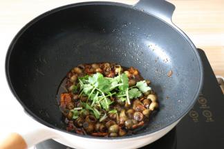 翻炒均匀后炖煮至汤汁快收干即可出锅，出锅前撒上香菜碎翻拌均匀即可；