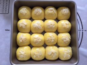 发酵至1.5倍大即可，发酵看状态，不看时间，刷上蛋液，撒上杏仁片