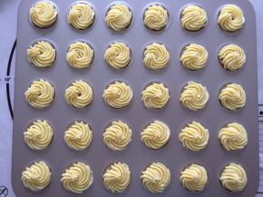 装入裱花袋，我用的8齿裱花嘴，挤入烤盘中，我做了两盘