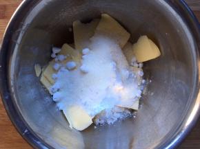 加入糖粉，白砂糖和盐，用搅拌刀搅拌一下，这样避免打发时糖乱溅