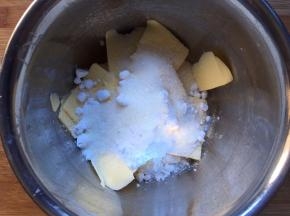加入糖粉，白砂糖和盐，用搅拌刀搅拌一下，这样避免打发时糖乱溅